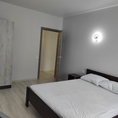 2 Комнатная С Новым Ремонтом, Кондиционером, В Самом Центре Rivne Bagian luar foto