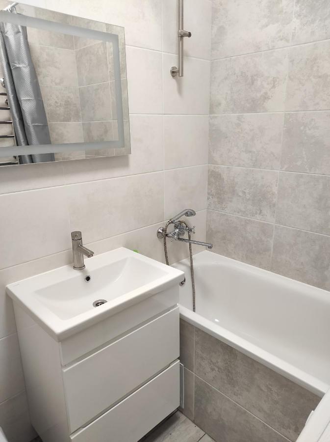 2 Комнатная С Новым Ремонтом, Кондиционером, В Самом Центре Rivne Bagian luar foto