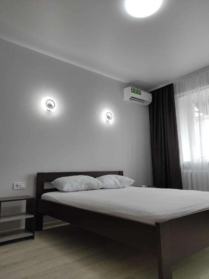 2 Комнатная С Новым Ремонтом, Кондиционером, В Самом Центре Rivne Bagian luar foto